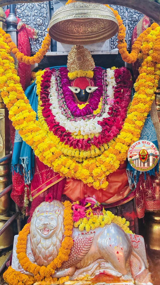 maavindhyasini's tweet image. आज दिनांक 17/11/2025 सोमवार (प्रदोष) के दिन करिये माँ के मंगला आरती का दिव्य दर्शन 
मनसा वाचा कर्मणा, सत्य माँ विंध्यवासिनी जान 
झूठे जग की आसरा, त्यागहु सब अभिमान🙏
जय माँ विंध्यवासिनी