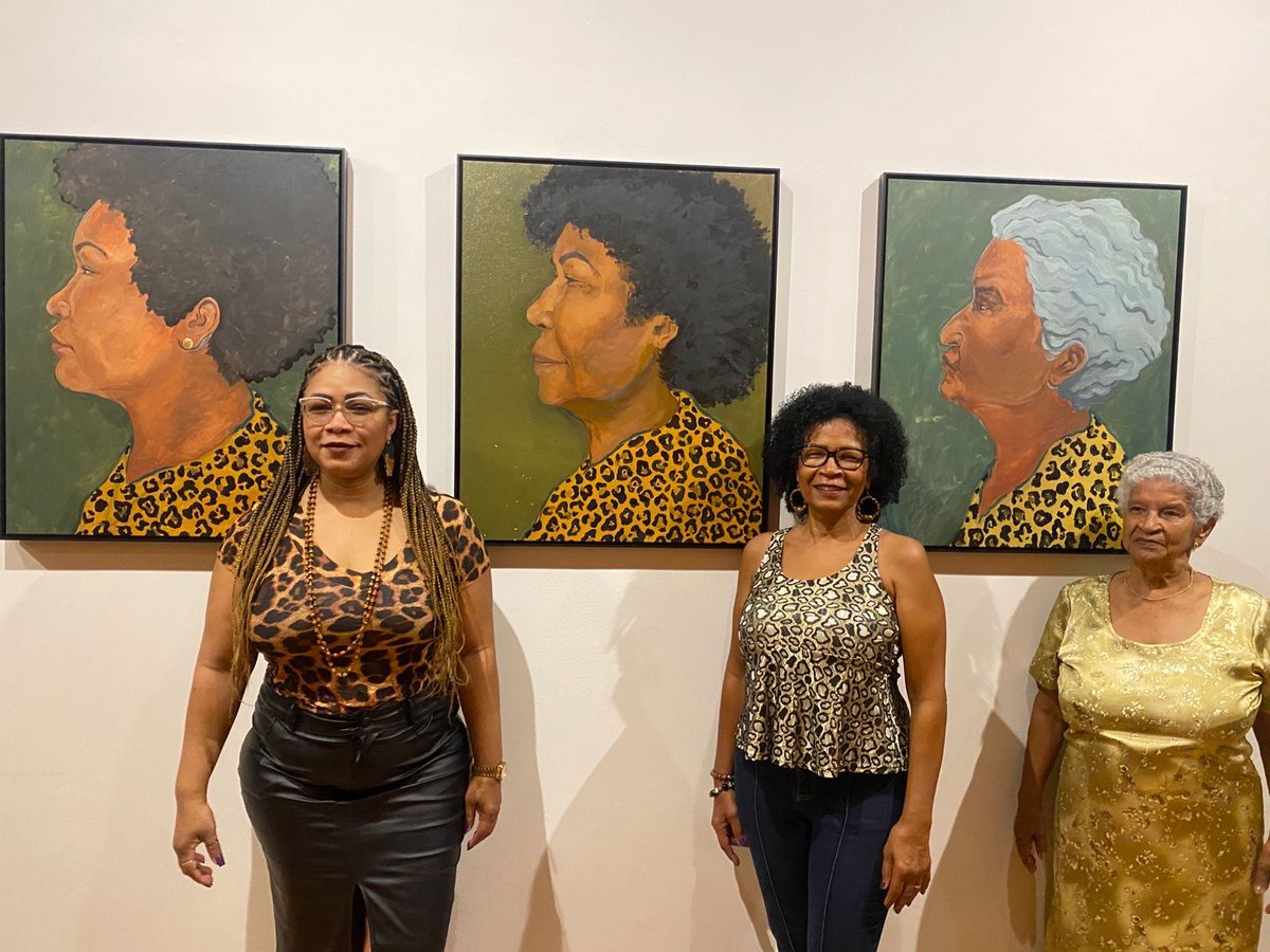 bibicabica's tweet image. pintei minha mãe, minha avó e minha bisa e expus no museu🐆