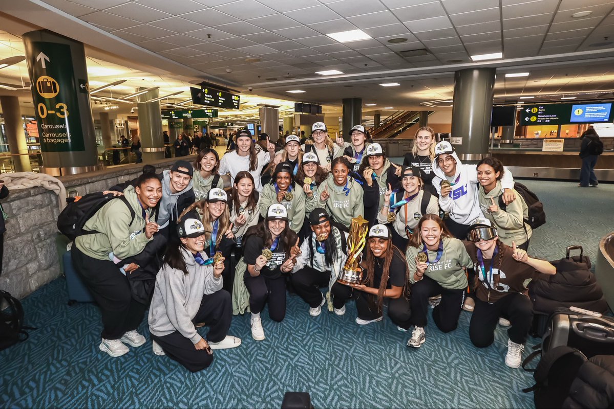 Debout, tout le monde! Un accueil de héros à YVR pour notre propre @vancouverrisefc qui a remporté le tout premier championnat de la Northern Super League. Fiers d’avoir contribué à ramener ces légendes locales dans notre communauté.