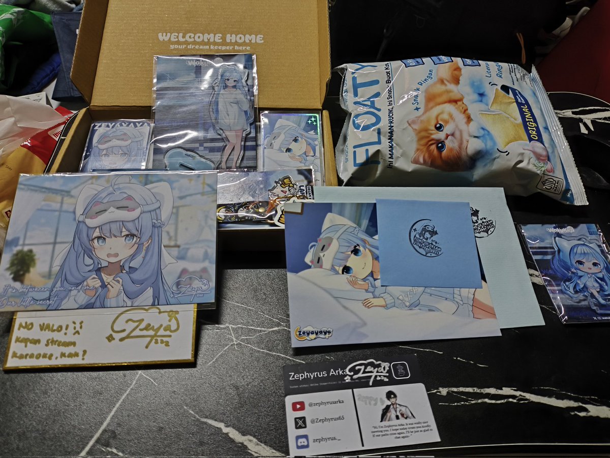 Zephyrus65's tweet image. Yak review bundle zeya dan freebies makanan manusia. Damn I smell some fragnance when I opened the box. This time the printing was super good.

Sesi meet and greetnya asik banget meskipun anaknya malu - malu tapi ngeroasting juga endingnya. Glad to have met you @zeyahaize.