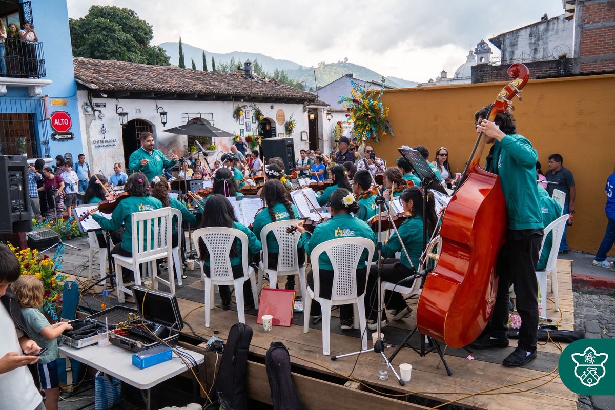 Ayer vivimos una tarde llena de música y talento en la Primera Avenida. 🎶💛
En el concierto que reunió a artistas locales y a la Joven Orquesta Municipal, creando un espacio cultural que celebramos con orgullo.