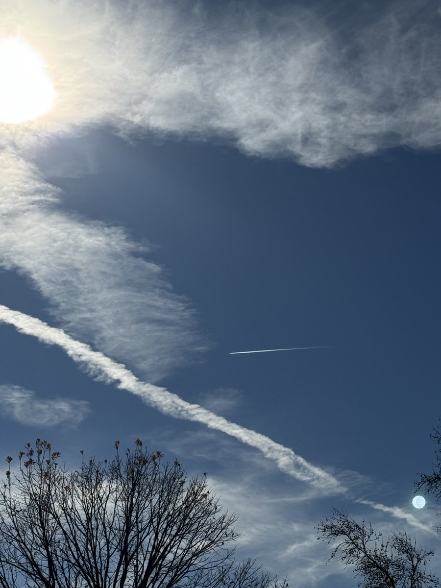 StLouisSkies's tweet image. St. Louis #Contrail Swarm 11/16/25 10 am - 4 pm
Intense #contrails filled a cloudless blue sky dimming the sun between the hours of 10:45 and 4pm.
Observed in Clayton, Richmond Heights and Town &amp;amp; County #ContrailCityStLouis