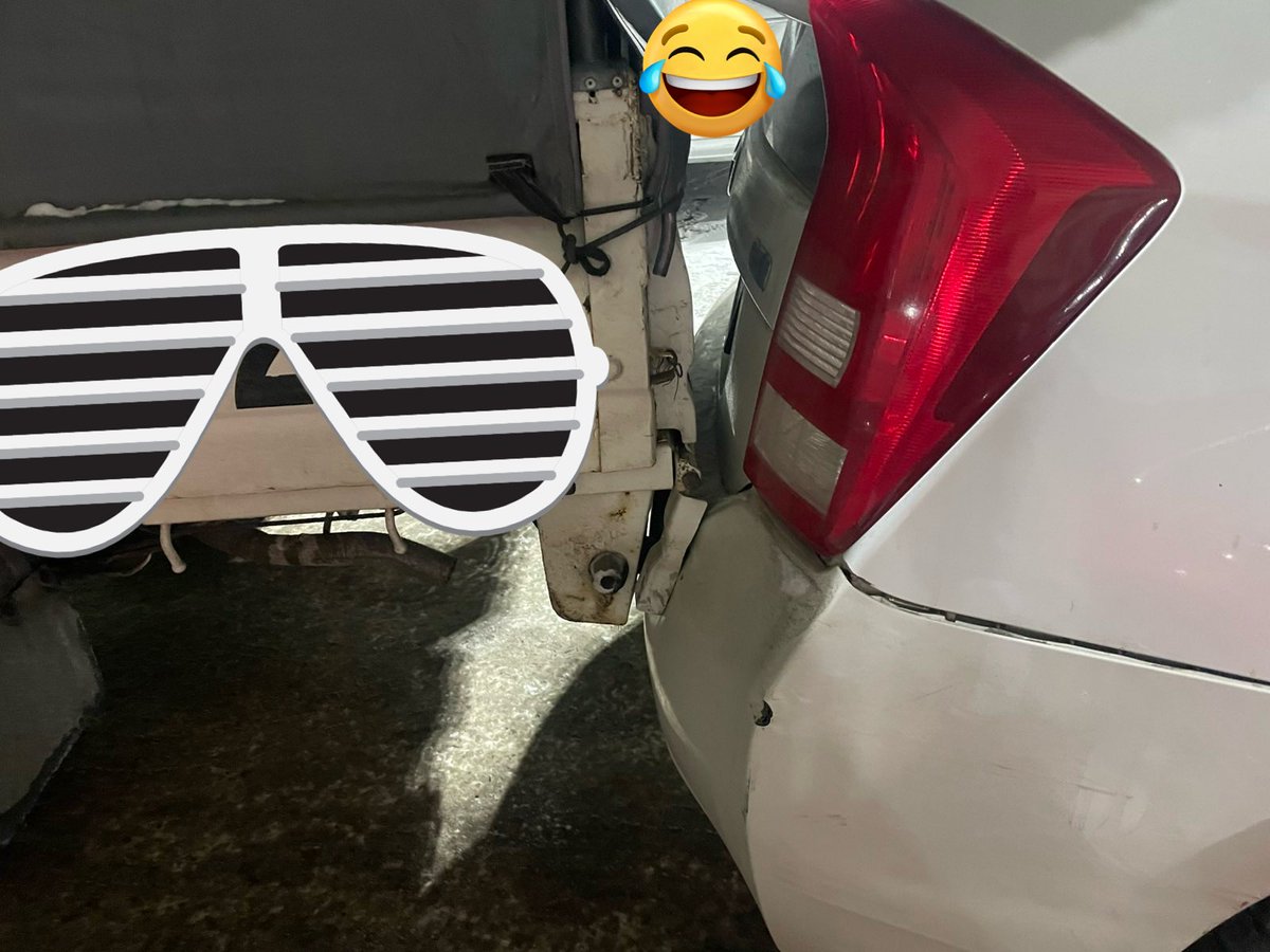 Ингэж мөргөснийг нь ч мэдээгүй баахан хүн түлхээд зогсож байхаар нь зам тавиад өгье гээд зогсоолоо чөлөөлөөд өгснийг яаана😂
Өглөө нэг залуу залгаад шөнө ингээд мөргөсөн байна лээ гээд хэлсэн үгүй бол мэдэхгүй л яваад бх бж😜