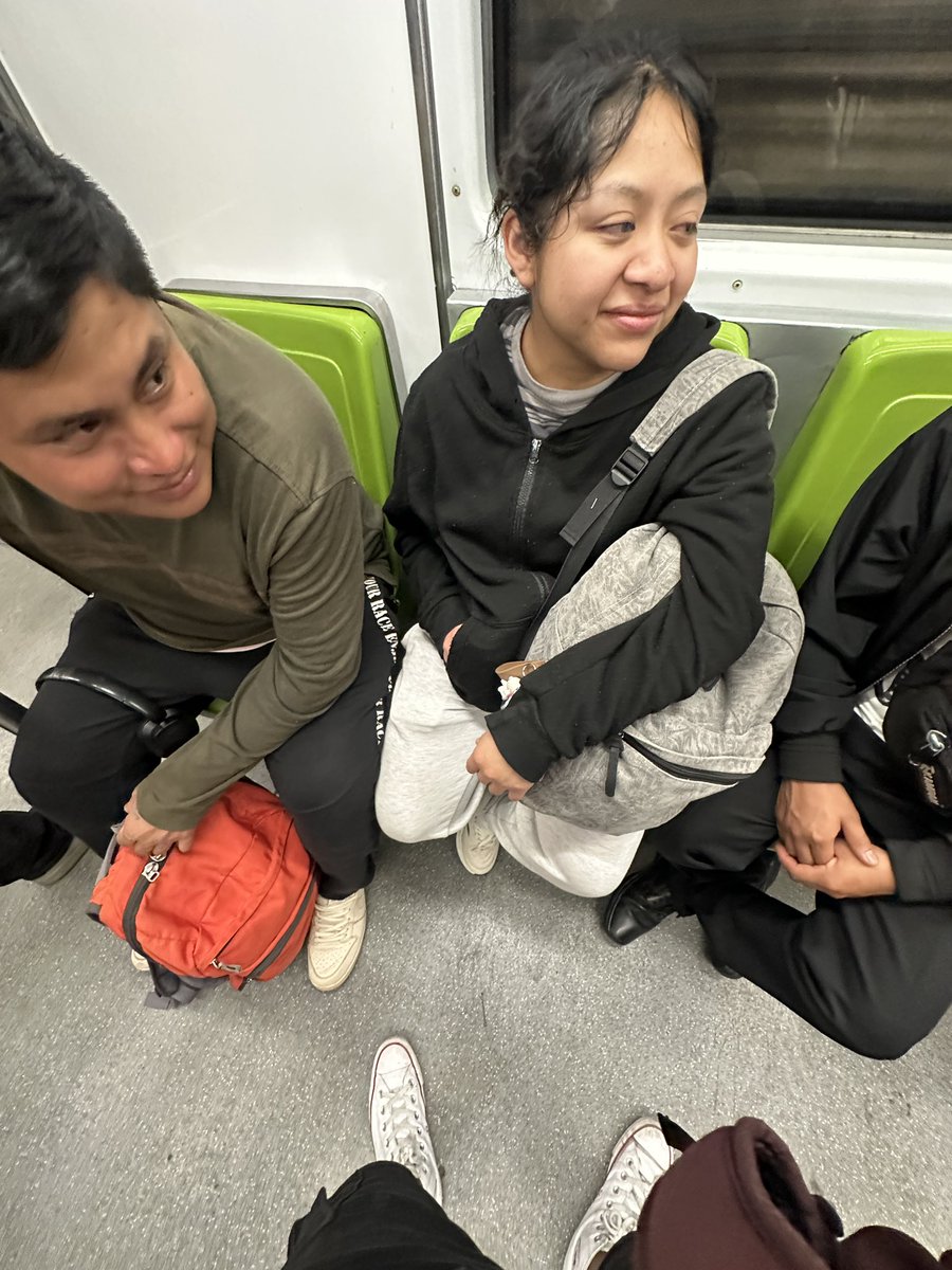 _emh1's tweet photo. @MetroCDMX 
3 personas vienen tomando alcohol en el vagón del tren PR3457. Estamos en la estación velódromo ahora mismo, dirección a pantitlan. https://t.co/35zGHQnI9n