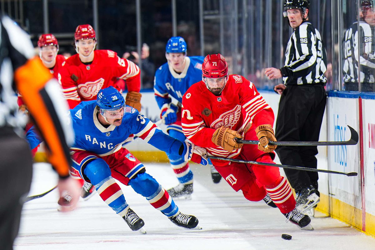 spittinchiclets's tweet photo. Absolute scenes at MSG tonight with the Centennial Jersey match up #HockeyPorn 🔥 https://t.co/FlqKs975Ug