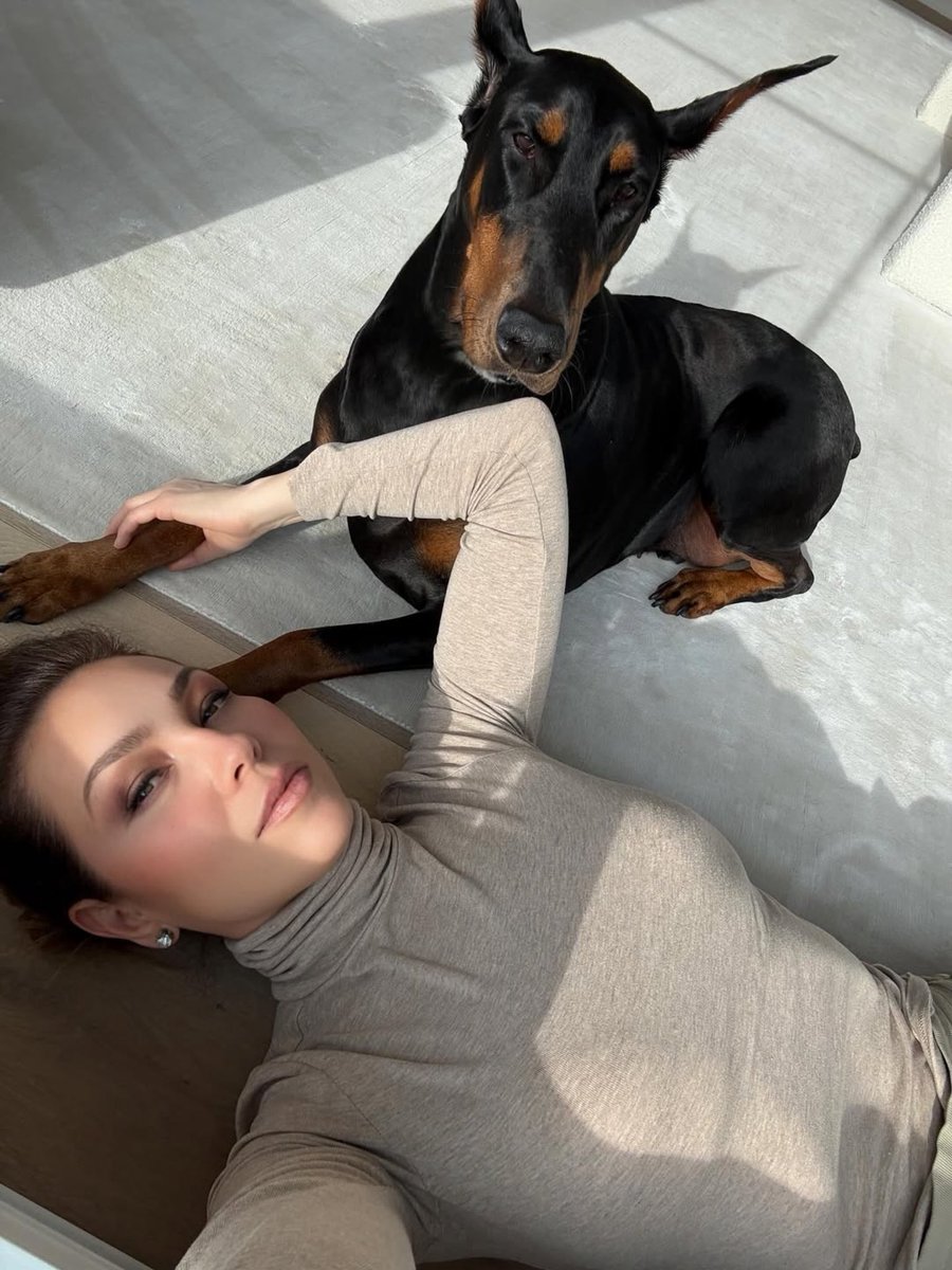 thalia's tweet photo. La vida es un puñado de momentos únicos e irrepetibles. El secreto es tratar de estar presente en ellos. 💖 https://t.co/c0r5qQFGSq