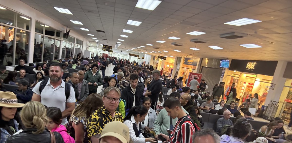 En vista del caos existente en el aeropuerto Velasco Astete del Cusco, se recomienda a los pasajeros tomar asiento.
¡El problema es que no hay asientos libres!