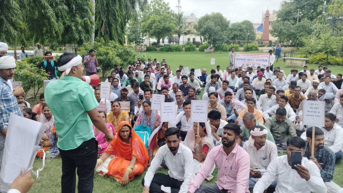 युवा मित्रों की जंग जारी थी, जारी है और जारी रहेगी। 
जब तक प्रदेश के युवा मित्रों की पुनः बहाली नहीं हो जाती तब तक <a href="/BhajanlalBjp/">Bhajanlal Sharma</a> सरकार से रोजगार की लड़ाई जारी रहेगी। 
आ रहे हैं नई रणनीति के साथ युवा मित्र भरतपुर जल्द ही। 
<a href="/RajCMO/">CMO Rajasthan</a> <a href="/BJP4Rajasthan/">BJP Rajasthan</a> <a href="/DrKirodilalBJP/">Dr. Kirodi Lal Meena</a> <a href="/ManiSharrma/">Mani Sharma ( NDTV )</a>