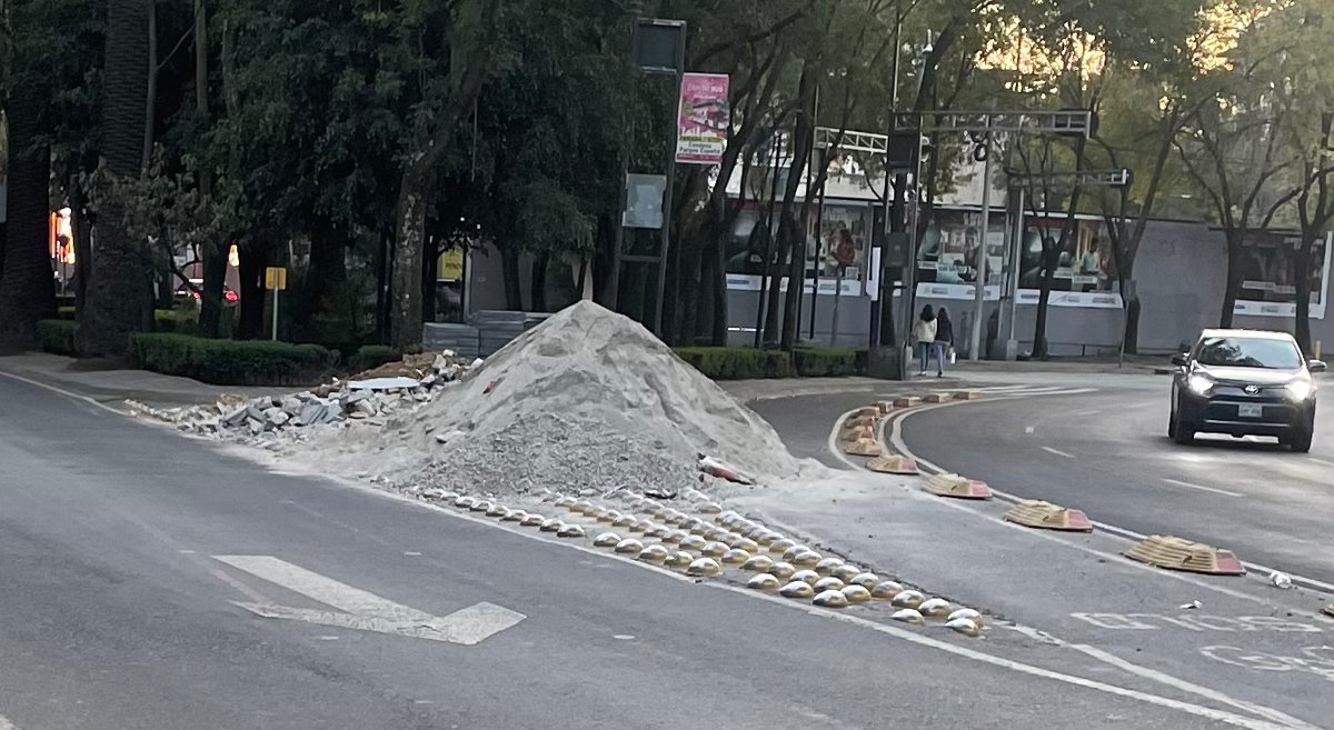 Tierra de nadie 
Desvío de recursos 
Calles destruidas 
Peatones 🚶‍♀️ en peligro ⚠️ 
Nuevo León #Condesa 
<a href="/GobCDMX/">Gobierno de la Ciudad de México</a> 
<a href="/narcopoliticos_/">Narcopoliticos</a> 
#AlcaldesCorruptos
#CampañasAnticipadas