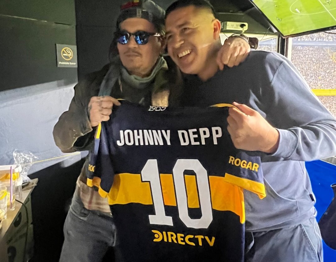 la12tuittera's tweet image. 📸JUAN ROMÁN RIQUELME Y JOHNNY DEPP. 💙💛💙