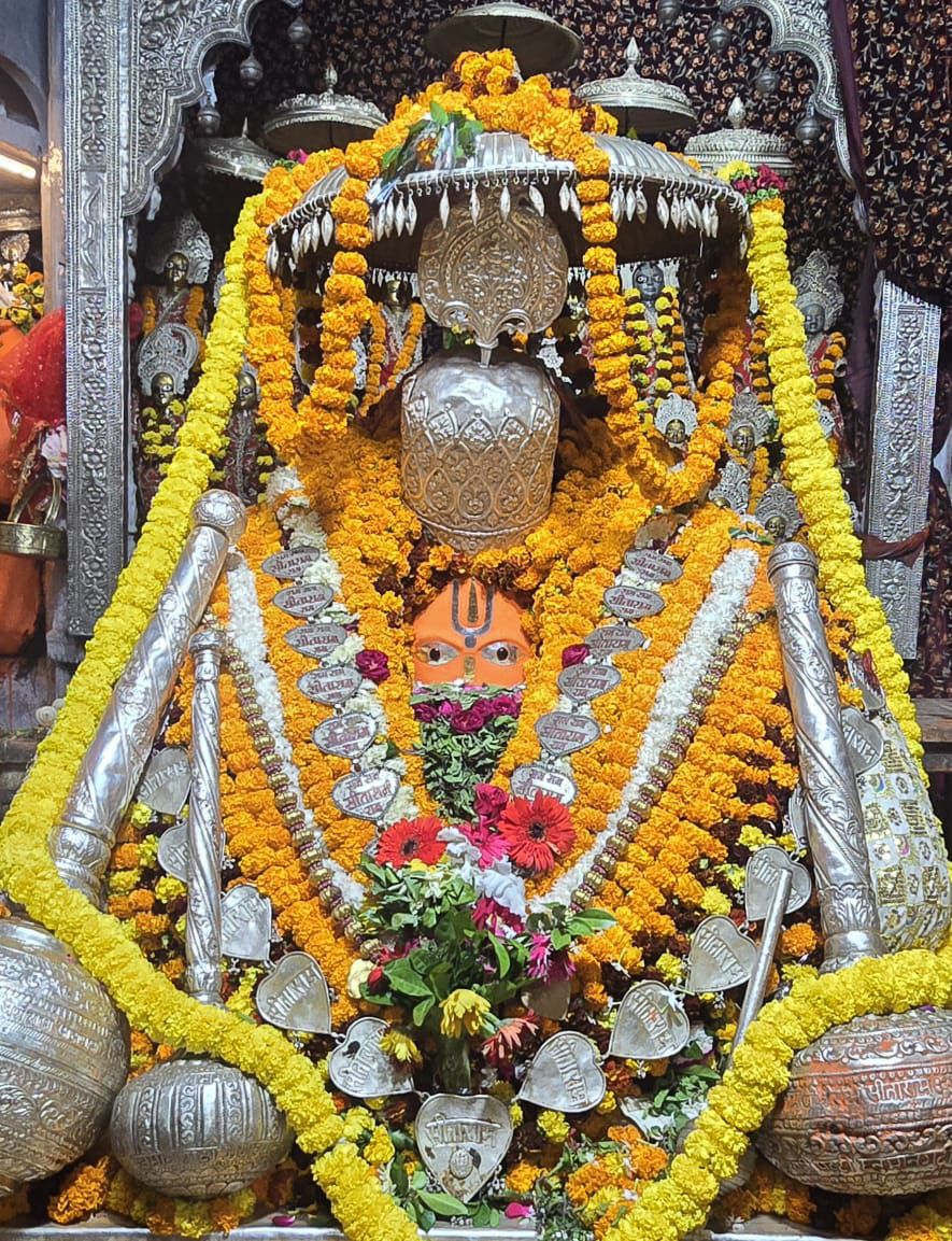 महाराजाधिराज श्री हनुमान जी महाराज का आज का मंगला श्रृंगार आरती का भव्य दिव्य दर्शन।

श्री हनुमान जी महाराज आपका कल्याण करें।

जय सियाराम - जय बजरंगबली📍