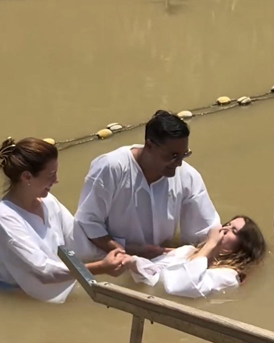 María, no importa que viajes hasta a Israel a bautizarte en el Rio Jordan. El odio que te sale por los poros, no quedó en el río.

Si a alguién detestaba Jesús era a los religiosos que el mismo catalogo como SEPULCROS BLANQUEADOS. 

Pedile a Brunet que te enseñe algo, vibora.