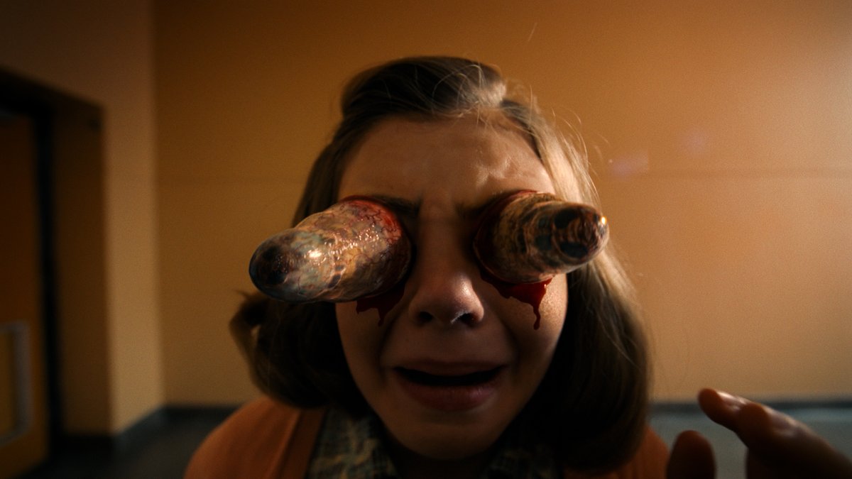 La pubertad trae acné, voz rara, drama…pero ojos de insecto ya es un beneficio exclusivo de Derry. 🎈😬