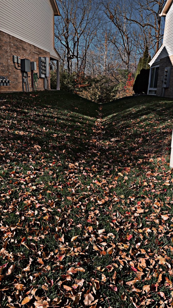 يا صديقي ..

خلف هذا المسار نهر جارٍ ..
و الشجر حوله سقطت اوراقه ..
و بقت الأغصان و الجذور تستمد قوتها من النهر ..
فمد قوتك بالدعاء و الاستغفار و الصبر ..
ستُرمى همومك و يتساقط تعبك مثل أوراق الشجر ..
و تزهر حياتك كزهور الربيع بعد الشتاء ..

#حكايه 
8:40 pm