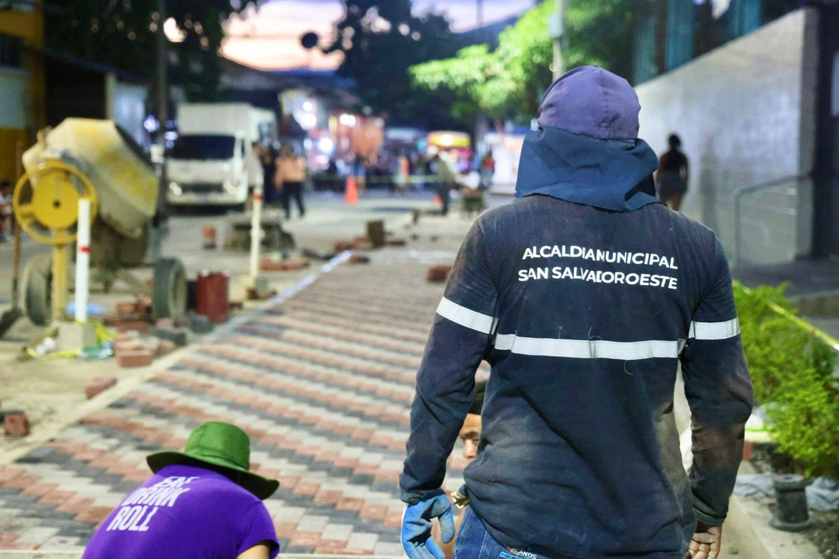 joseurbinasv's tweet image. Les muestro la transformación de este lugar, desde que me eligieron alcalde me pidieron recuperar este espacio vital en el corazón de Apopa, es la calle Leonardo Azcúnaga a un costado de la parroquia de Apopa, donde por décadas el desorden y las ventas ponían en peligro la vida…