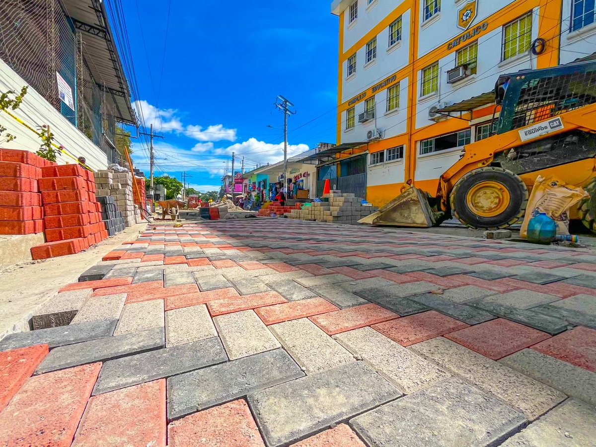 joseurbinasv's tweet image. Les muestro la transformación de este lugar, desde que me eligieron alcalde me pidieron recuperar este espacio vital en el corazón de Apopa, es la calle Leonardo Azcúnaga a un costado de la parroquia de Apopa, donde por décadas el desorden y las ventas ponían en peligro la vida…