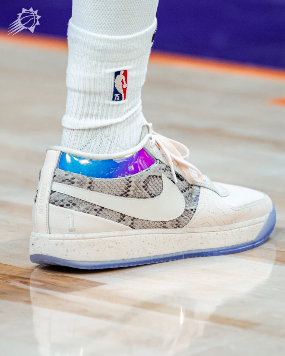 what shoes is devin booker wearing tonight