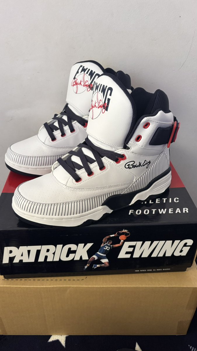 mido_6262's tweet image. ちゃくだーーーーーん‼️

箱でっか📦

履きたいけど、靴置き場がないからまだおろせない😅

#gotem
#sneaker
#ewing
#new
#着弾