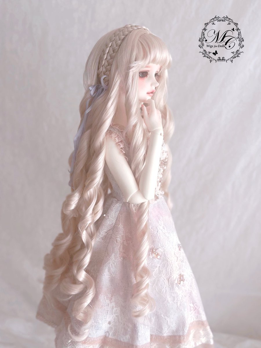 MurmurCoco's tweet image. 【新作ウィッグ】

〜 Melty Dolly Curls 〜

サイズ：9–10inch
カラー：Light Gold

リボンのカラーバリエーションは下記の3色をご用意しています。
① パープル
② ペールピンク
③ ブルー

#ドルパ54
#PayIDブラックフライデー
#murmurcoco