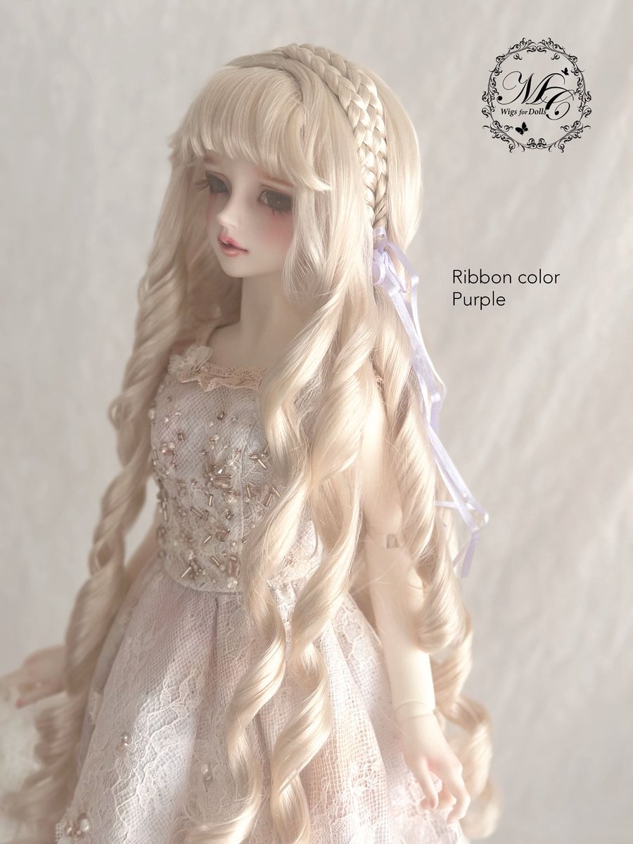 MurmurCoco's tweet image. 【新作ウィッグ】

〜 Melty Dolly Curls 〜

サイズ：9–10inch
カラー：Light Gold

リボンのカラーバリエーションは下記の3色をご用意しています。
① パープル
② ペールピンク
③ ブルー

#ドルパ54
#PayIDブラックフライデー
#murmurcoco