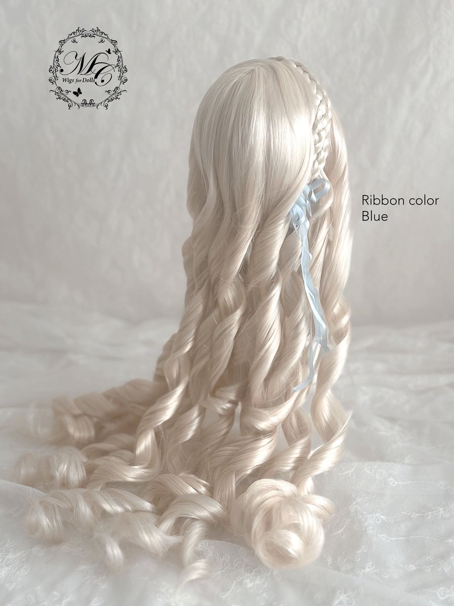 MurmurCoco's tweet image. 【新作ウィッグ】

〜 Melty Dolly Curls 〜

サイズ：9–10inch
カラー：Light Gold

リボンのカラーバリエーションは下記の3色をご用意しています。
① パープル
② ペールピンク
③ ブルー

#ドルパ54
#PayIDブラックフライデー
#murmurcoco