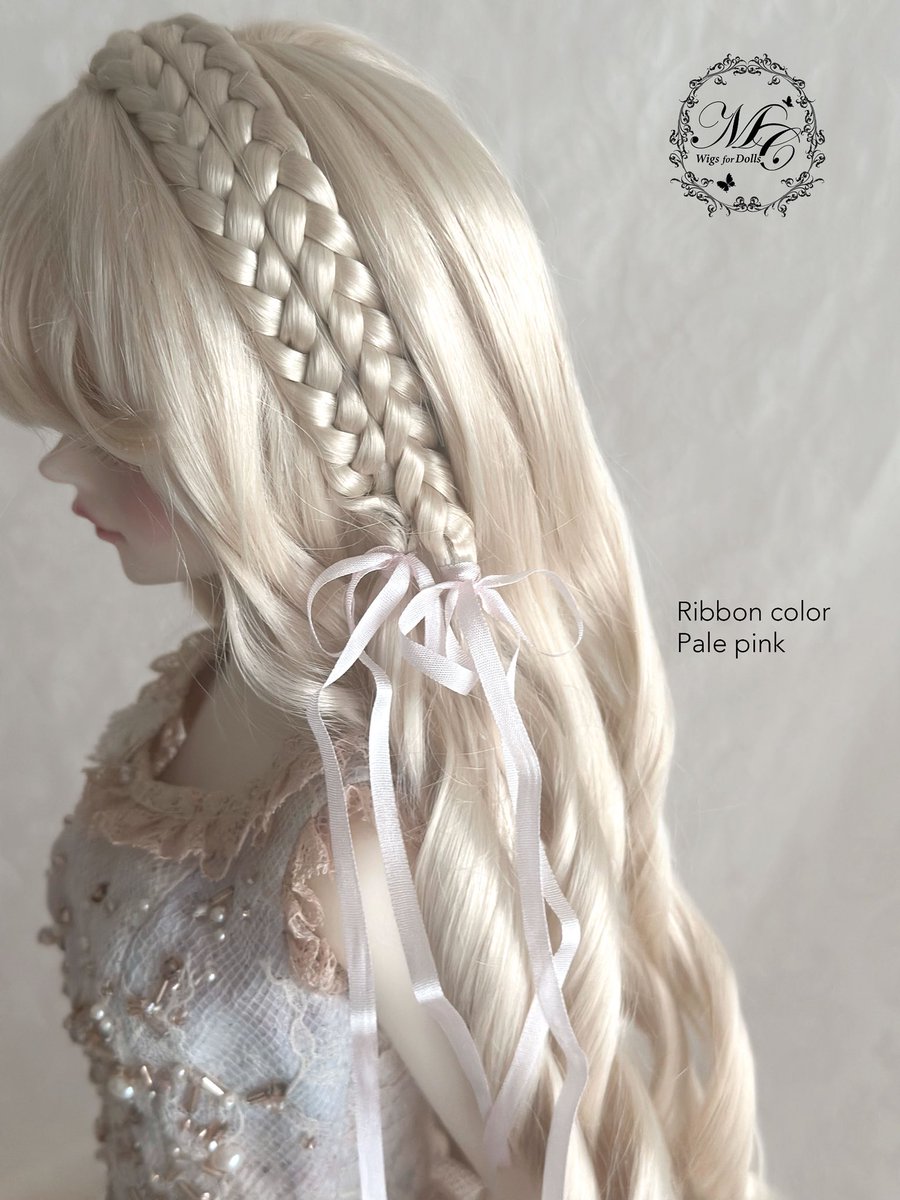 MurmurCoco's tweet image. 【新作ウィッグ】

〜 Melty Dolly Curls 〜

サイズ：9–10inch
カラー：Light Gold

リボンのカラーバリエーションは下記の3色をご用意しています。
① パープル
② ペールピンク
③ ブルー

#ドルパ54
#PayIDブラックフライデー
#murmurcoco