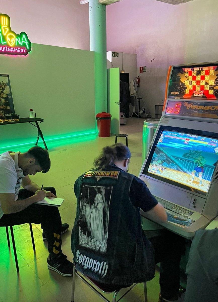 2 fotos que me han hecho a traición,  curiosamente en la primera estoy enseñando y en la segunda haciendo apuntes de consejos de Our (Zangief) . Para ser el mejor Zangief hay que aprender de los mejores 💪🏽.  #StreetFighter