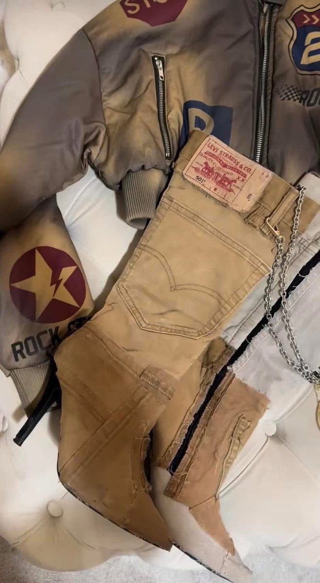 layxsnv's tweet image. I want those boots 😍