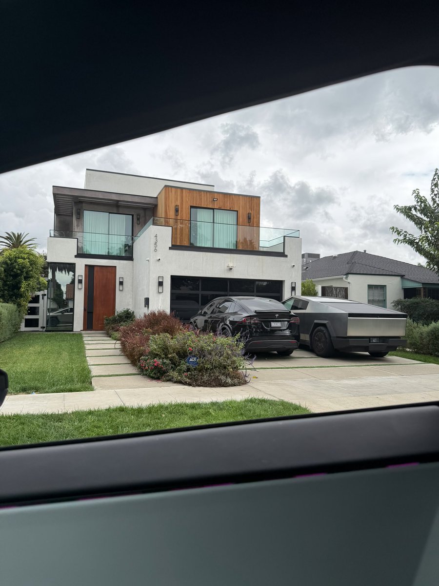 Someone in LA is living the DREAM.