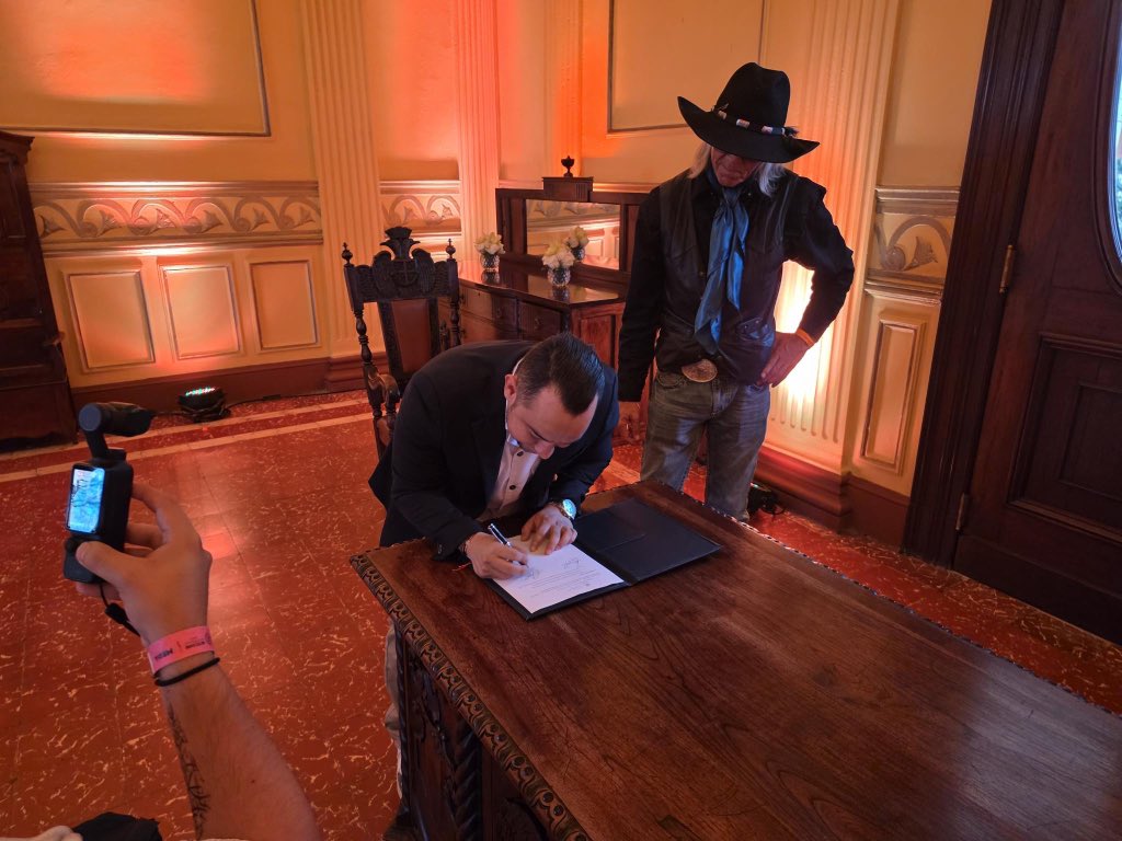 You know, that desk probably was under many important signatures and deals 50+ years ago.

Now El Salvador goes back to sound and for the people deals and cooperation, signed 1 hour before ending <a href="/btchistoricosv/">Bitcoin Historico</a> and on top of sound solid wood!

NO MORE PLASTIC TABLES!!!