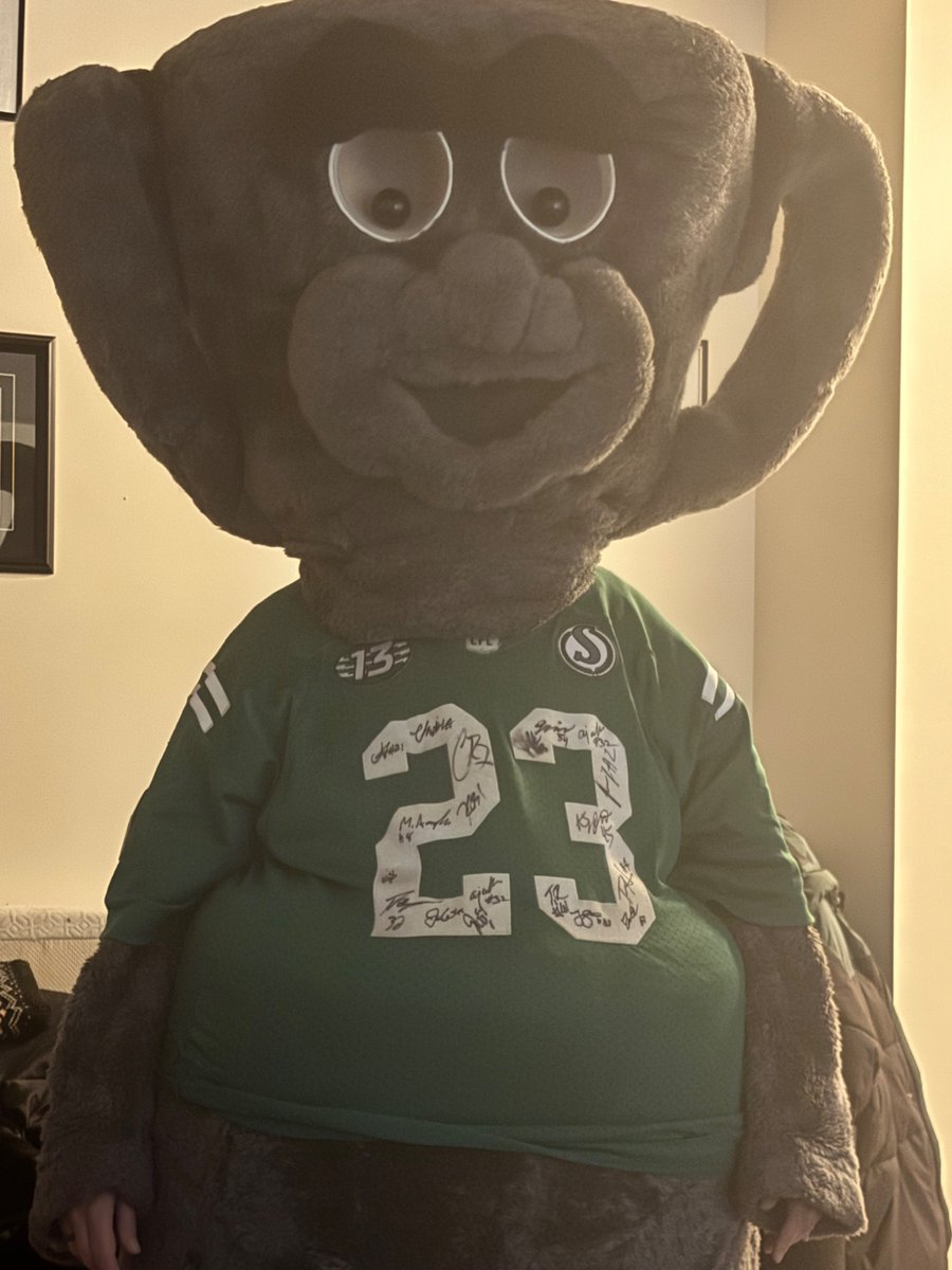 RetroZoneYkt's tweet photo. @LWillson_82 hey buddy wife is ready for our grey cup party lol https://t.co/jEn6w8WAcM
