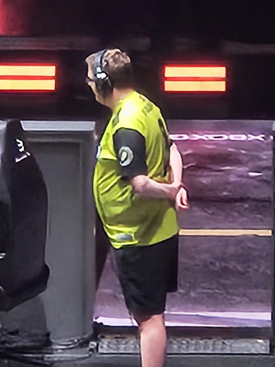 Cubbi_R6's tweet image. „Mein Vater, wenn ich wieder mal zu laut beim Zocken war.“