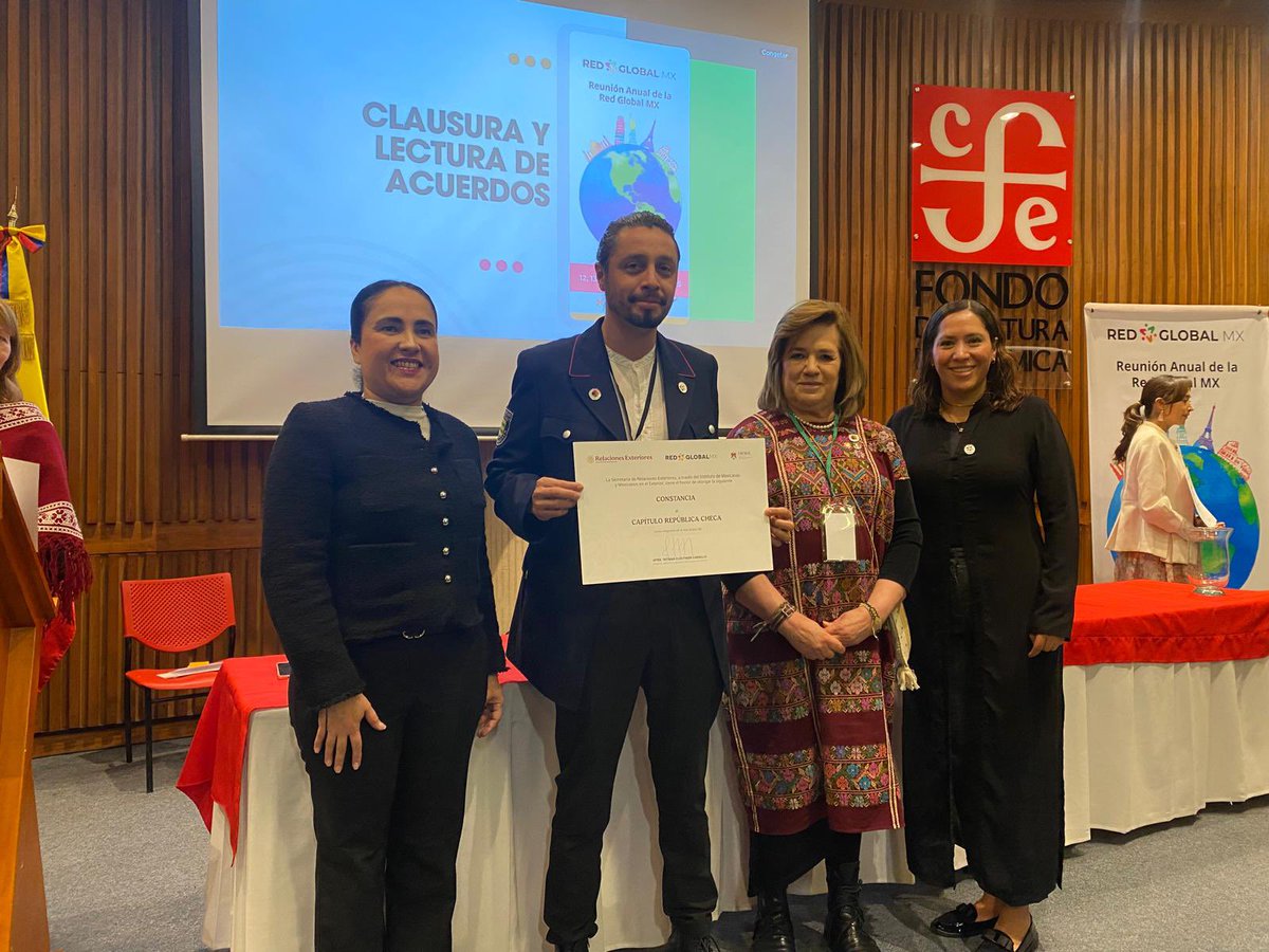 redmx_ceska's tweet photo. Nuestro miembro fundador Franco Augusto viajó a Bogotá, Colombia para participar en la Reunión Anual de la Red Global MX 2025, celebrada los días 12 y 13 de noviembre de 2025, representando orgullosamente a nuestro capítulo. https://t.co/7EHKaCjf21