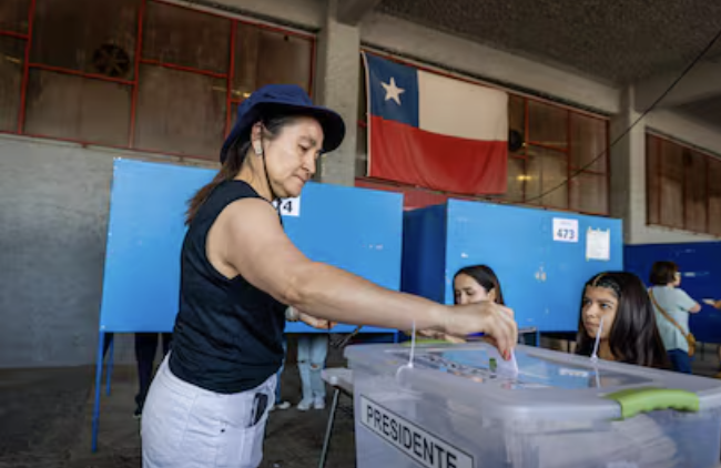 Inicia el cierre de casillas y el conteo de votos en las elecciones presidenciales y parlamentarias de #chile2025 . Las autoridades de ese país estiman que antes de las 21:00 horas se tenga una tendencia firme en el conteo, que permita vislumbrar qué candidatos llegarán a una