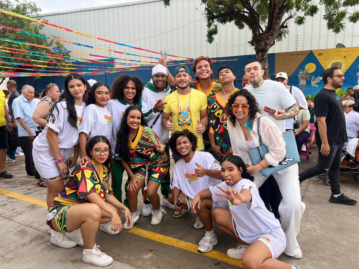 alcaldiabquilla's tweet image. ¡Sazón, tradición y cultura se encontraron en Sabor Bajero!🍛

Barranquilleros disfrutan platos preparados por nuestras matronas de Barrio Abajo, comparten en familia y apoyan a los emprendimientos locales, activando y disfrutando el espacio público que nos une como ciudad.