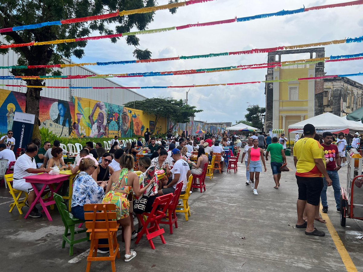 alcaldiabquilla's tweet image. ¡Sazón, tradición y cultura se encontraron en Sabor Bajero!🍛

Barranquilleros disfrutan platos preparados por nuestras matronas de Barrio Abajo, comparten en familia y apoyan a los emprendimientos locales, activando y disfrutando el espacio público que nos une como ciudad.