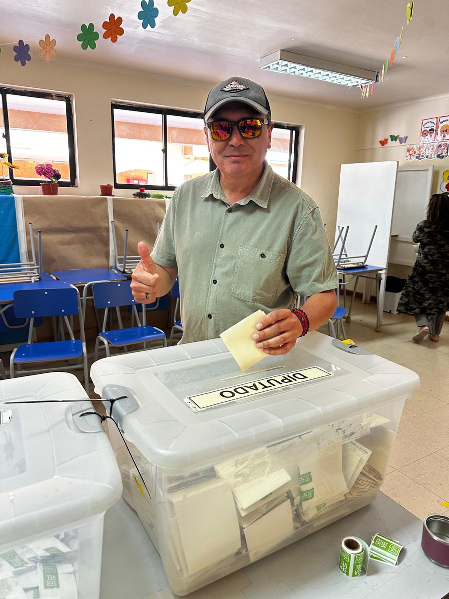 CrisLocutor17's tweet image. Desde la primera elección Presidencial (1989) por Patricio Aylwin participando en cada proceso democrático. Viva la democracia!!! @Cooperativa @biobio @24HorasTVN