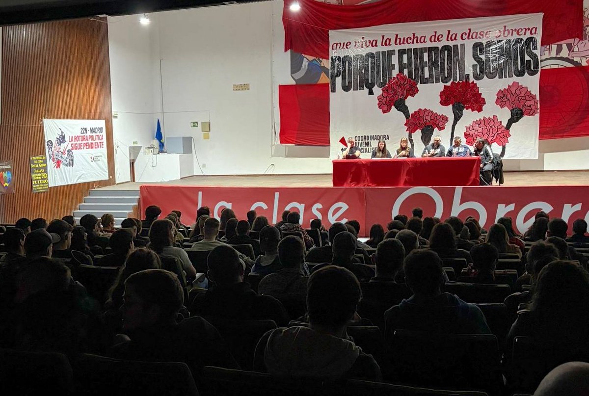 Asturies_CJS's tweet image. 🔴 JORNADA ANTIFASCISTA 15N - XIXÓN 

Imágenes de la estupenda acogida de la jornada antifascista del día de ayer en Xixón. 

Con la inestimable participación de los compañeros de las BAF, FUSOA y del Ximnasiu Popular Ochobre. 

Ayeri y güei, contra&apos;l fascismu.