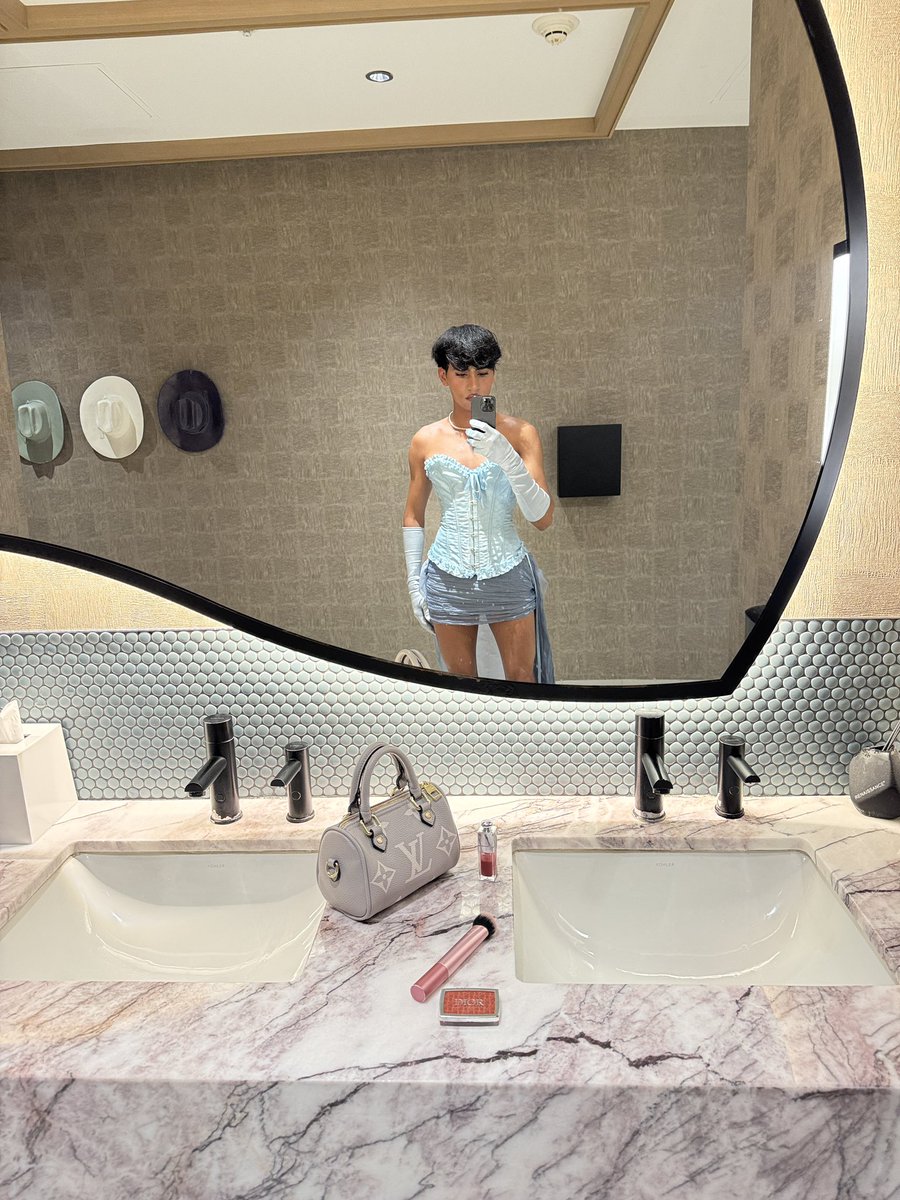 AZFemboy1's tweet photo. Dicen que un gay no debería estar en construcción… y sin embargo aquí estoy, ganando más que los que se burlan #CenicientaModerna
#GayInConstruction
#LGBTQ
#QueArda
#SelfMade
#Latino https://t.co/mTWlNGHJfN