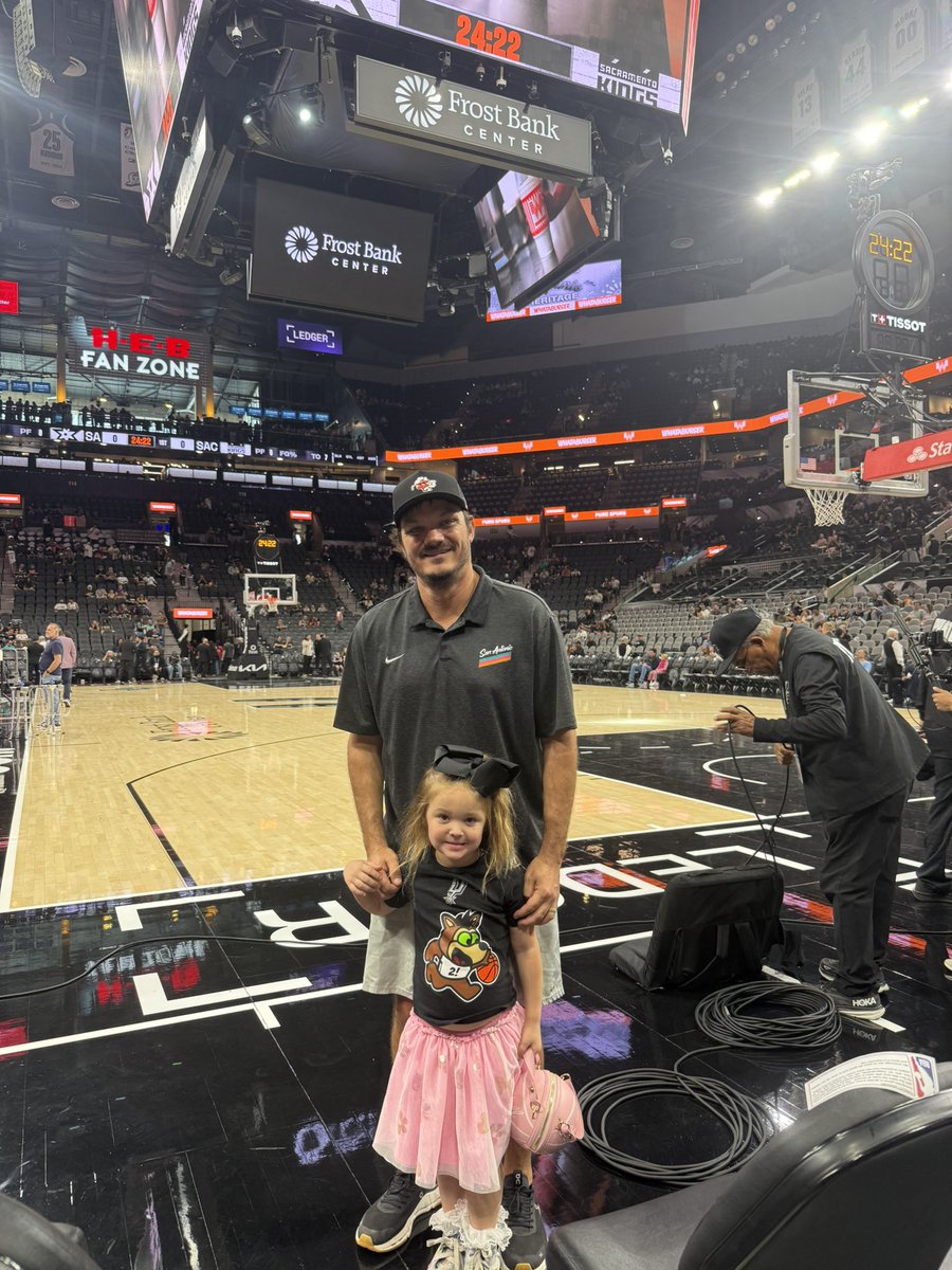 Coach_Messer's tweet image. San Antonio Spurs vs Sacramento Kings with my favorite @spurs fan. #PorVida #GirlDad