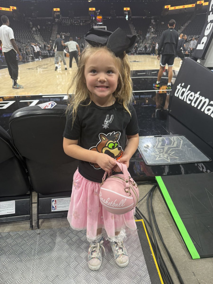 Coach_Messer's tweet image. San Antonio Spurs vs Sacramento Kings with my favorite @spurs fan. #PorVida #GirlDad