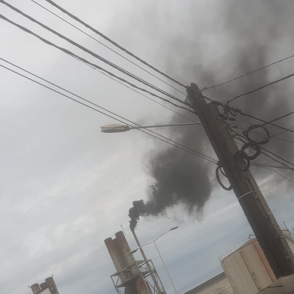 youssef_kaba's tweet photo. De la pollution à grande échelle et à ciel ouvert à la centrale éléctrique de la Tannerie (située en face de la mairie de Matoto).

NB : Images du 11 novembre 2025. #Kibaro #Guinée #Tannerie #Environnement #Santé @PrimatureGN @GouvGN @UNEP_Francais https://t.co/MhMYdfO2BM