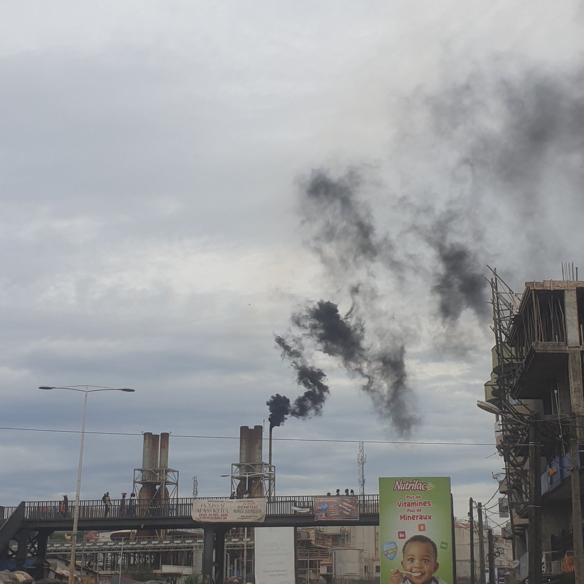 youssef_kaba's tweet photo. De la pollution à grande échelle et à ciel ouvert à la centrale éléctrique de la Tannerie (située en face de la mairie de Matoto).

NB : Images du 11 novembre 2025. #Kibaro #Guinée #Tannerie #Environnement #Santé @PrimatureGN @GouvGN @UNEP_Francais https://t.co/MhMYdfO2BM