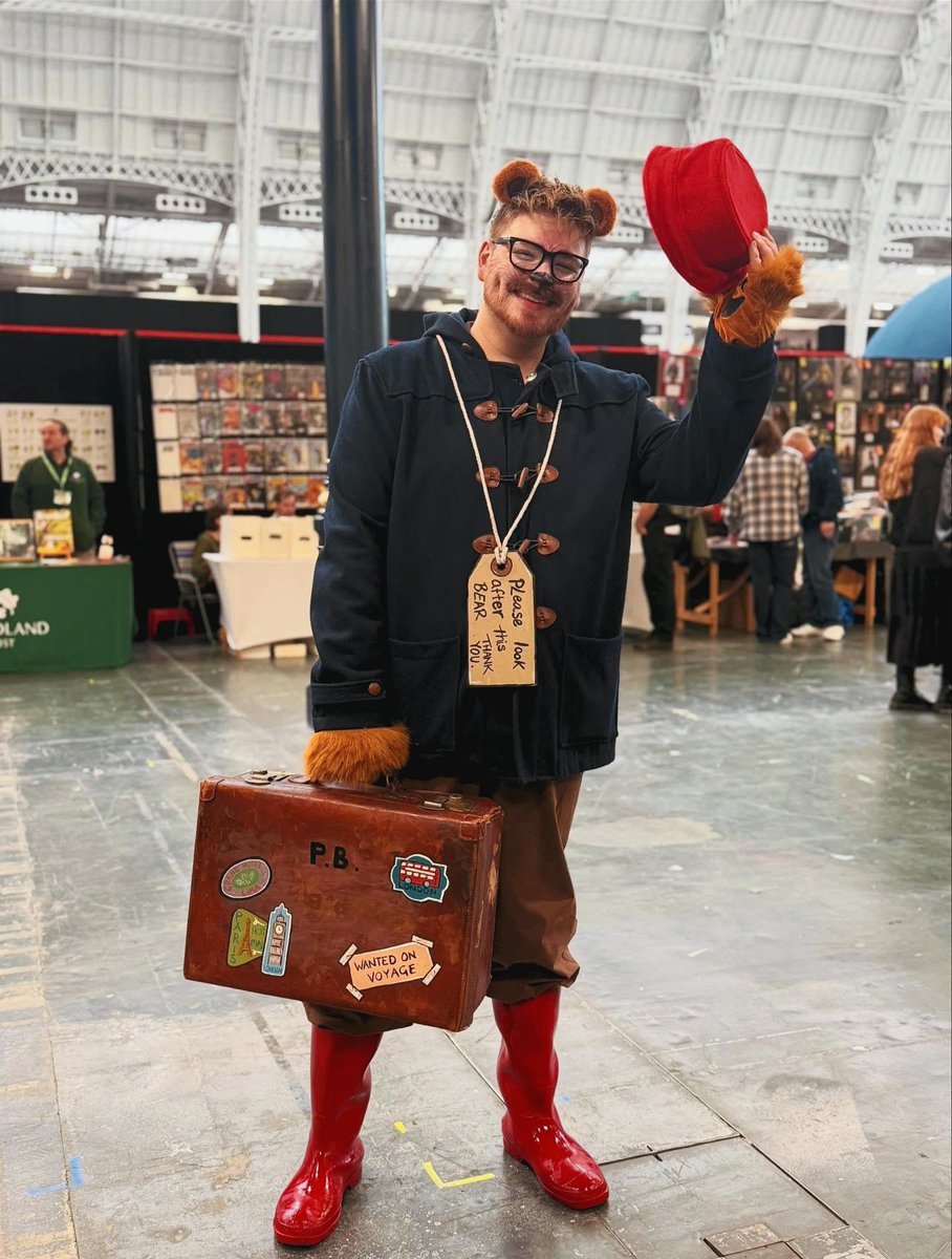 Aaroonio's tweet photo. Spent the day at #LCCWinter dressed as @paddingtonbear and I’ve honestly never felt cooler and happier. The response was unlike anything I could’ve expected. Very happy this evening after today 🥰🐻✨ https://t.co/PiyRK6uNTk