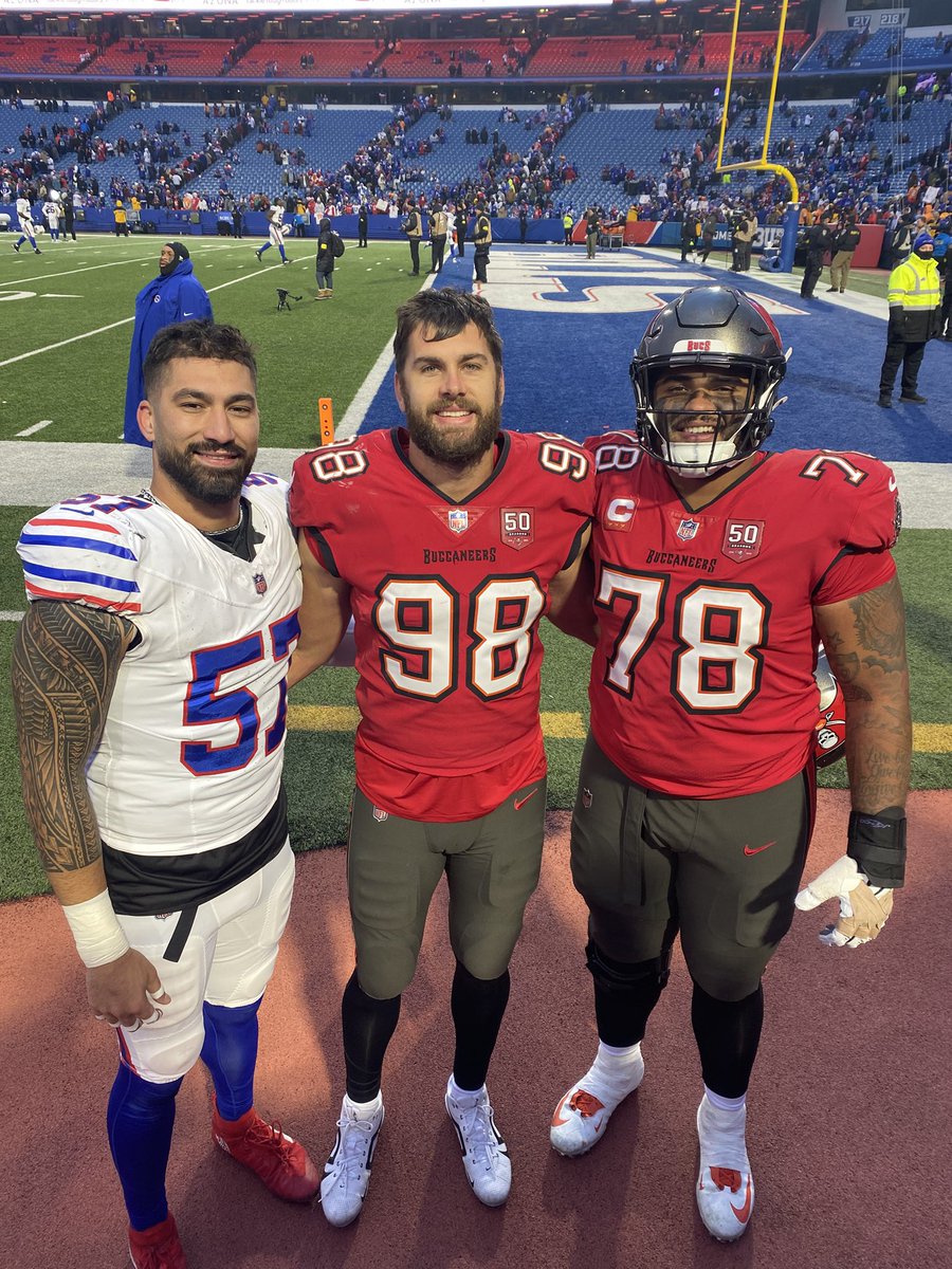 EEpenesa's tweet image. It’s a great WIN but even more exciting to see these guys smile together🙏❤️🏈 #IowaBrothers4Life #HawkeyeFootball