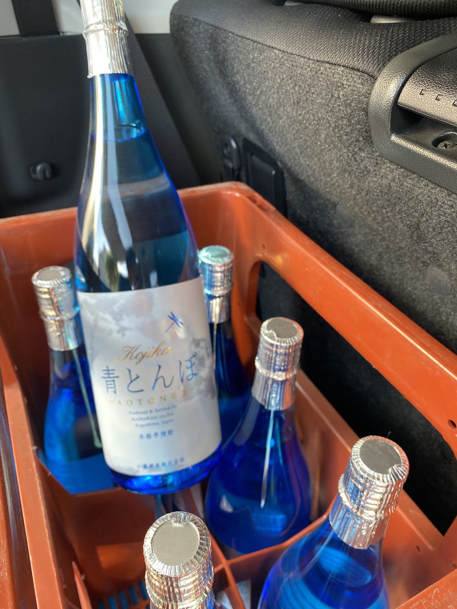 Qoo13598889's tweet image. 今年も2ケースの仕入れをお願いしました
➕『もう1人注文した人が諸事情でキャンセル、いる❓』とお店から聞かれて
計4ケース買わせていただき
最後の1ケース、蔵から（笑）引き取って来ました

業者でも店経営でもない一般人ですが🤣
#焼酎小鹿　#鹿児島芋焼酎
買い物は私の担当
爺は飲み担当…🙃