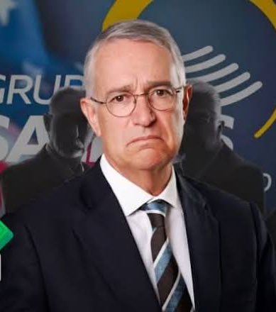 Dos personas que no van a comprar nada este Buen Fin porque ya deben mucho dinero, viéndose a los ojos.