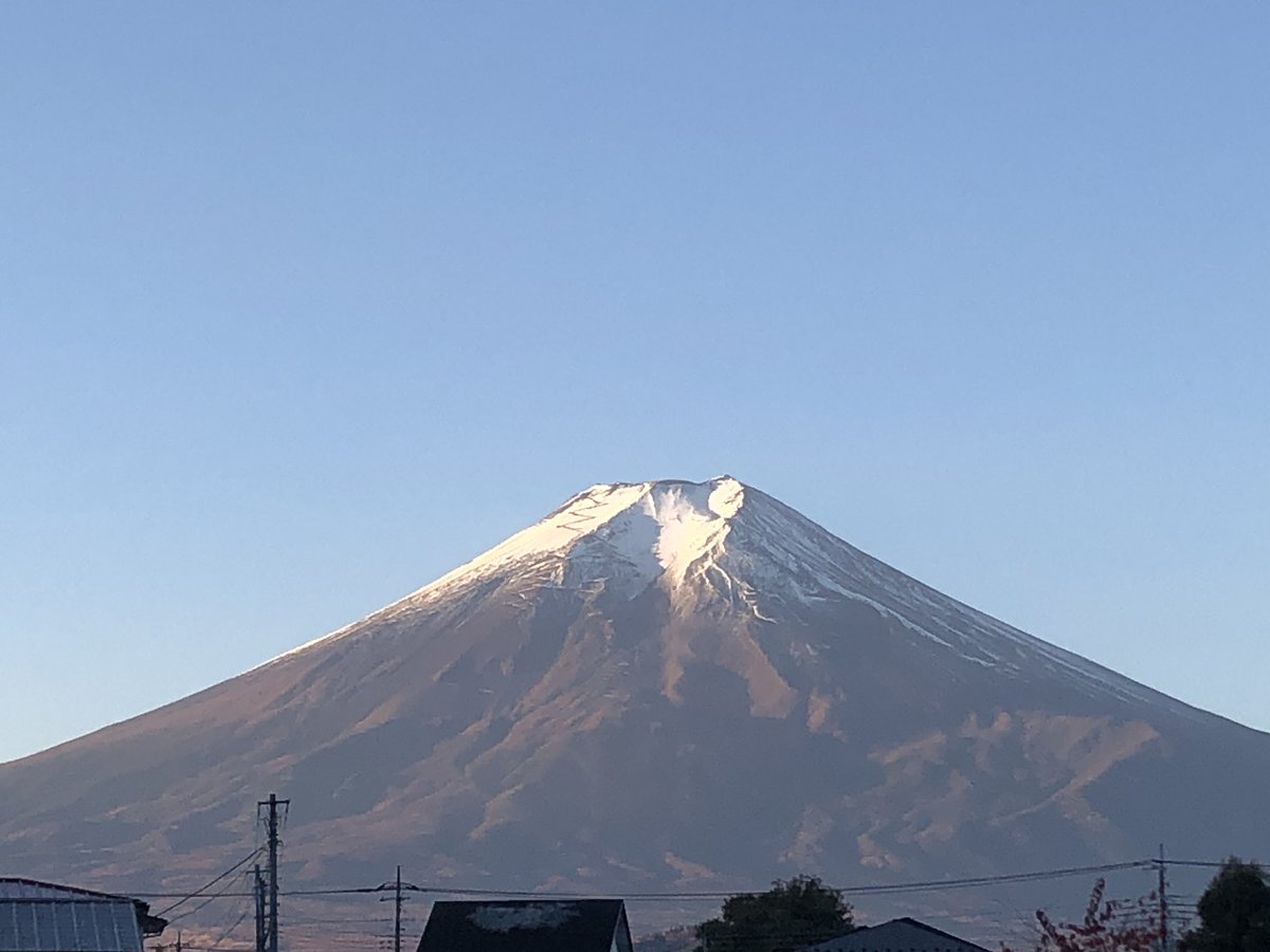 2023_ipW's tweet image. #富士山　#富士吉田市 
おはようございます。今朝もよく晴れています。富士山は朝日に照らされて赤富士になってハッキリ見えます。