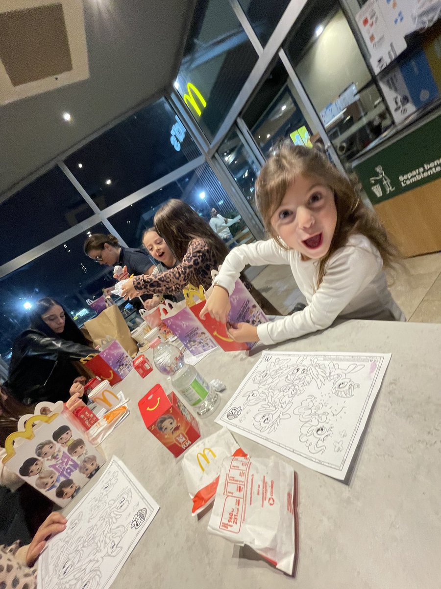 FrancescoVerdic's tweet image. …#papy #mamma mi sono #divertita! 
É stata bella la mia #festa 🌸🥰🌸
McDonald&apos;s #HappyBirthday #Love #Family 🍟