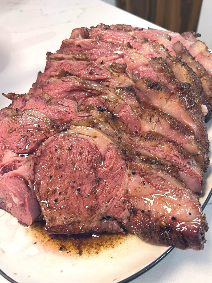 AlBuffalo2nite's tweet image. 14 pounds of pure glory… THIS prime rib came out like something The Almighty carved with His own hand.

225° slow and low until it kissed 120° inside… four hours of anticipation building like a drumroll… forty minutes resting in its own triumph… 

Then back into the fire at…